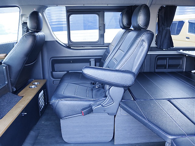 前向き８名、後ろ向き２名乗車！