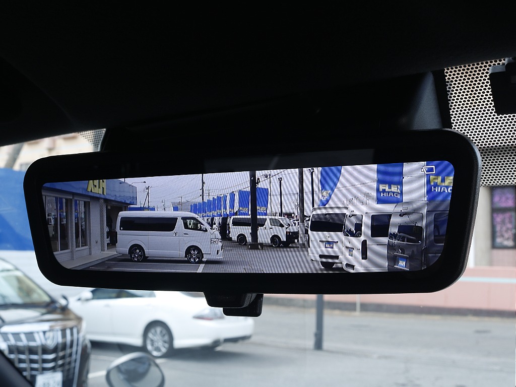 茨城県つくば市にハイエース専門の新車・中古車の展示場を展開！人気のグレード・年式をその場で見比べられます♪皆様のご来場、お問合せを心よりお待ちしております☆