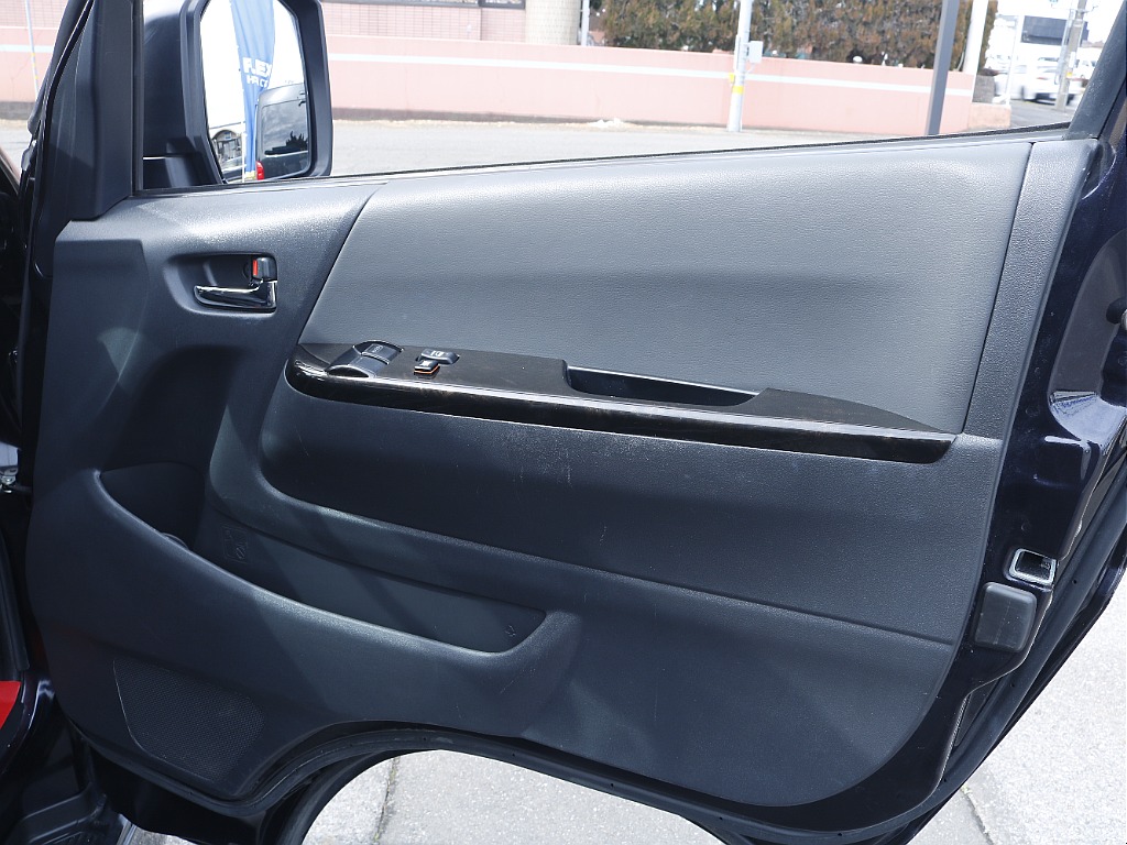 茨城県つくば市にハイエース専門の新車・中古車の展示場を展開！人気のグレード・年式をその場で見比べられます♪皆様のご来場、お問合せを心よりお待ちしております☆