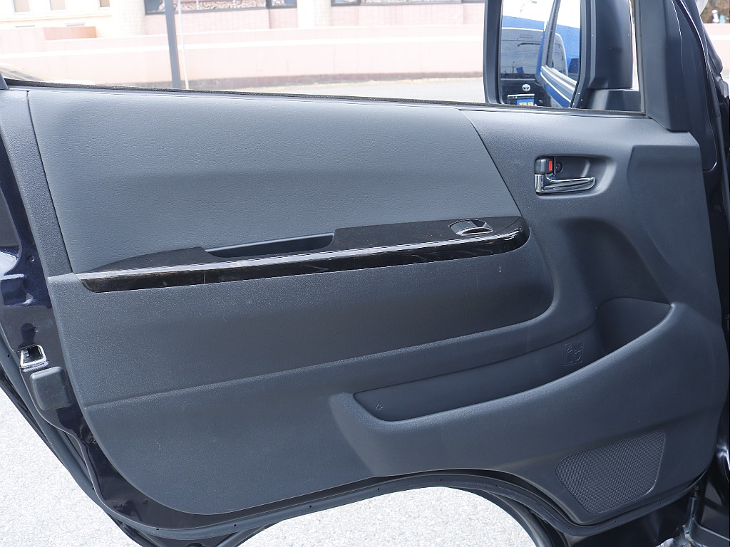 茨城県つくば市にハイエース専門の新車・中古車の展示場を展開！人気のグレード・年式をその場で見比べられます♪皆様のご来場、お問合せを心よりお待ちしております☆