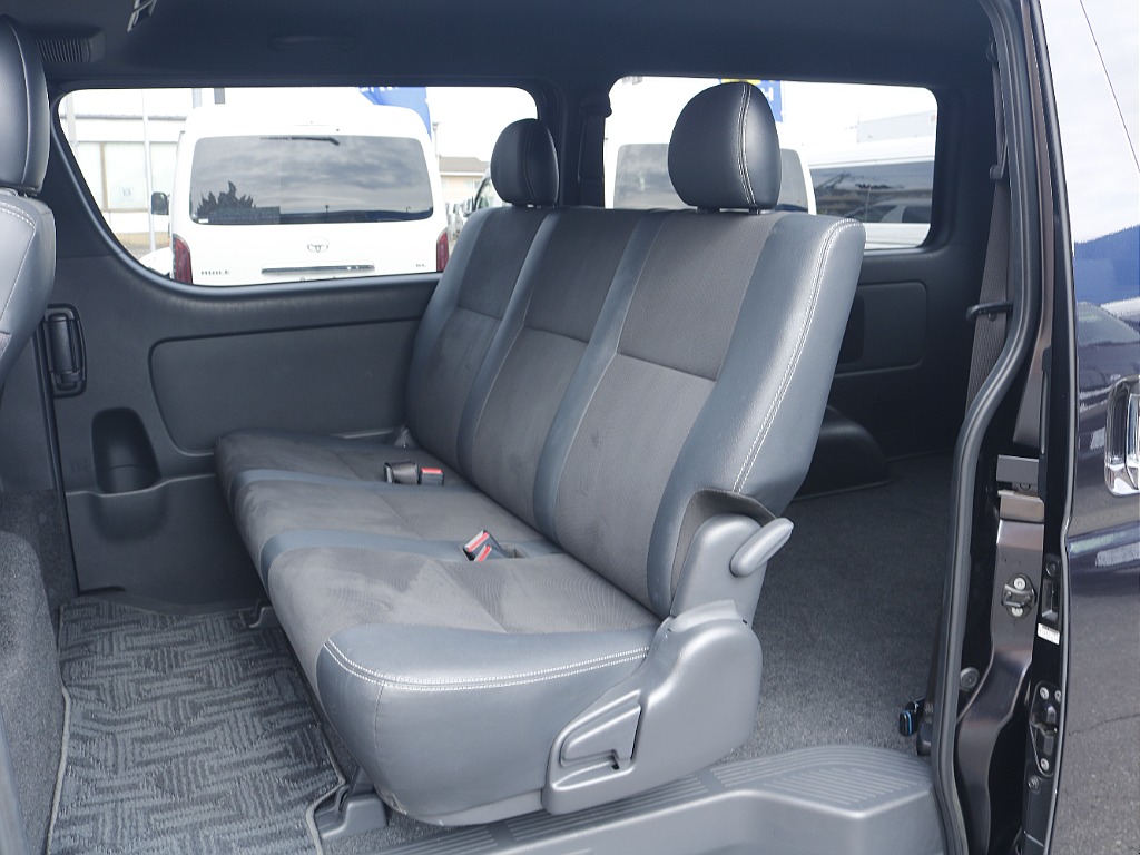 茨城県つくば市にハイエース専門の新車・中古車の展示場を展開！人気のグレード・年式をその場で見比べられます♪皆様のご来場、お問合せを心よりお待ちしております☆