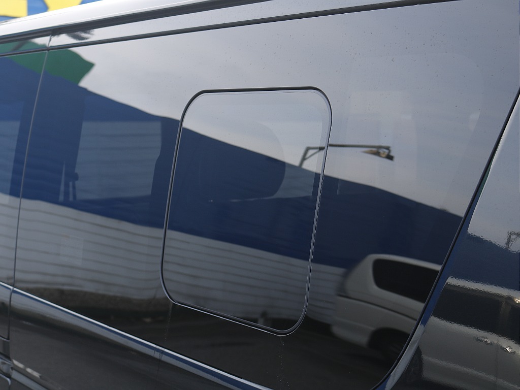 小窓付きスライドドア☆