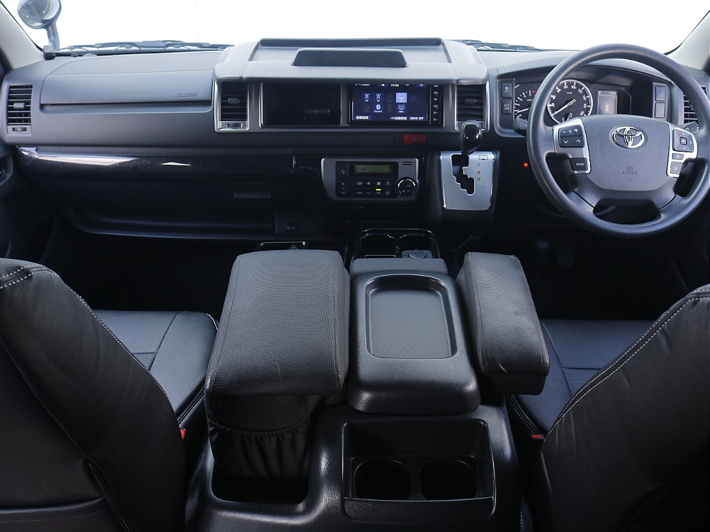 運転席周りはカスタムアイテム多数です！