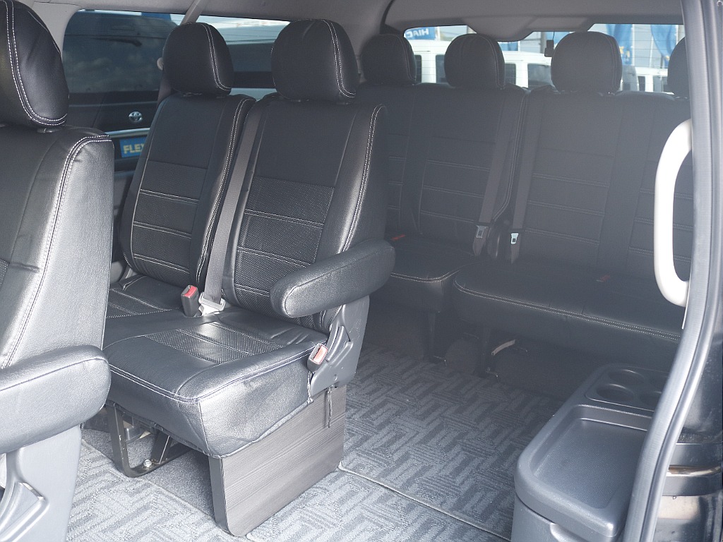 後列にも移動し易いウォークスルーとなっております☆