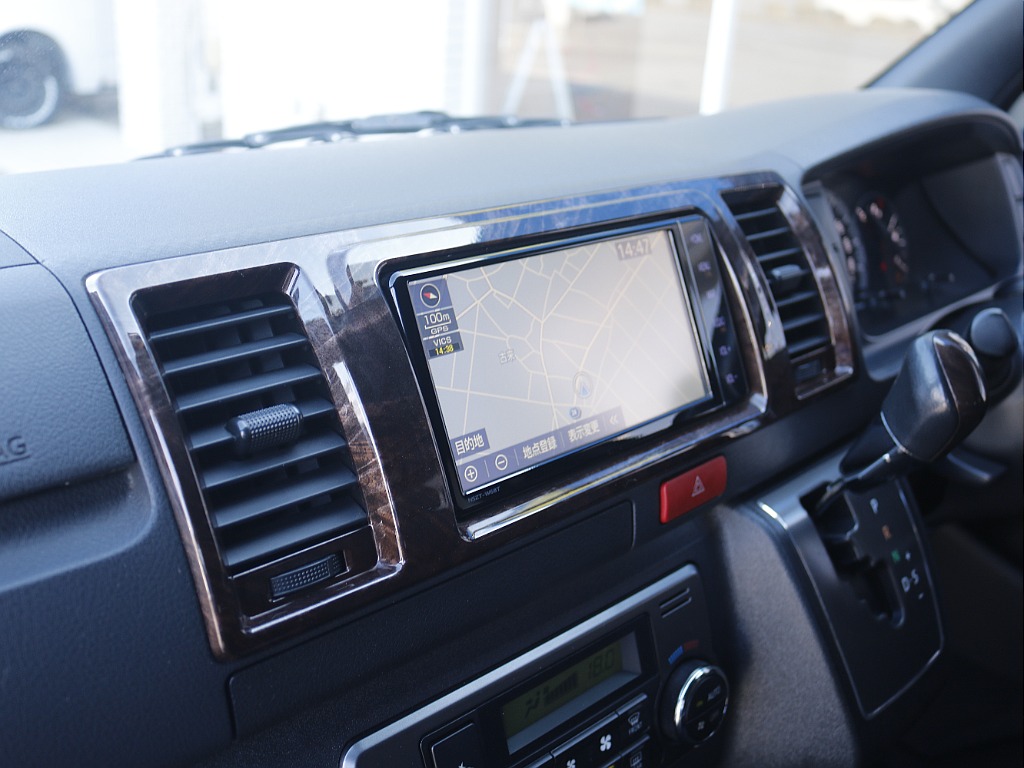 ナビ周りのパネルも専用の茶木目となっております☆