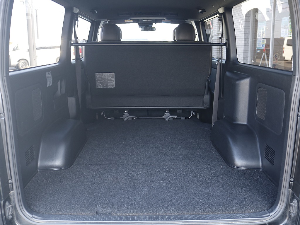 ハイエースならではの広いラゲッジスペース☆ FLEXオリジナルのベットキットも取り付け可能です☆