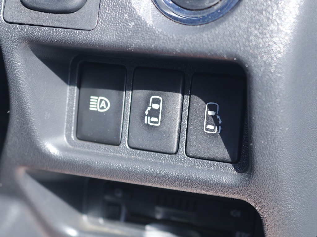 両側パワースライドドア☆ オートマチックハイビームも装備しております☆ こちらに操作スイッチがございます☆