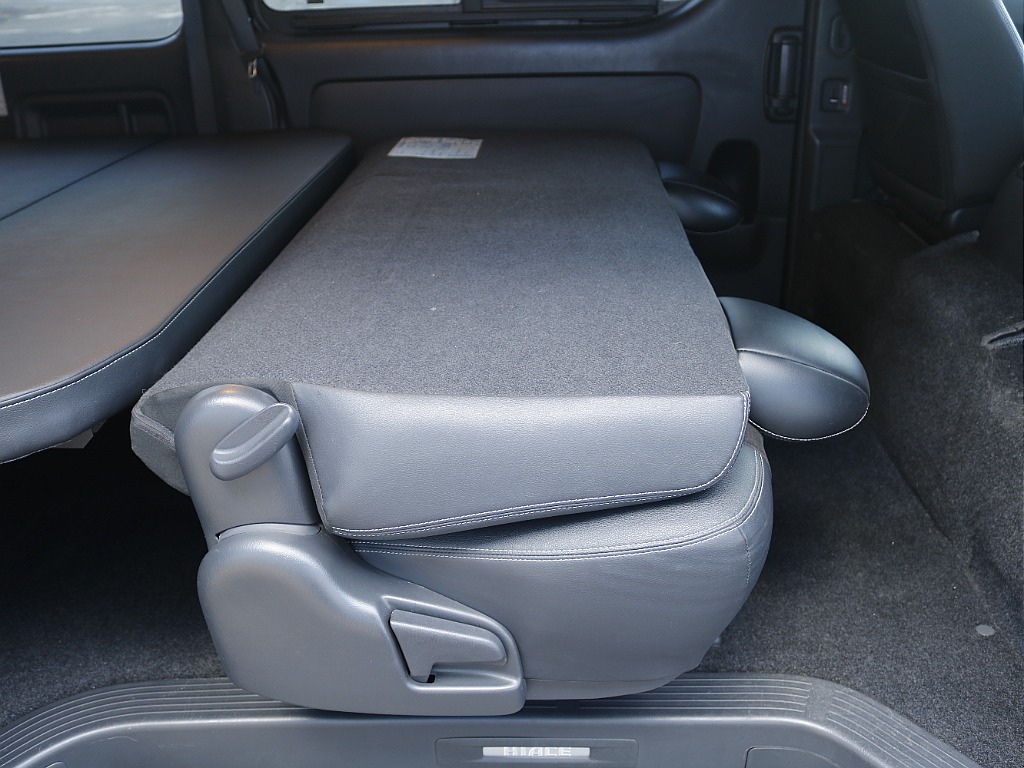 セカンドシートを倒すとベットキットとフラットな高さになります♪