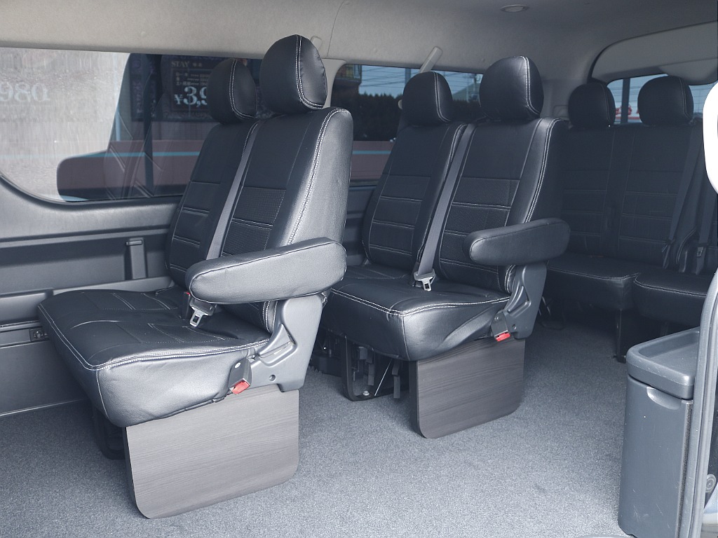 ノーマルシート10人乗りは後列までの移動もし易いです！