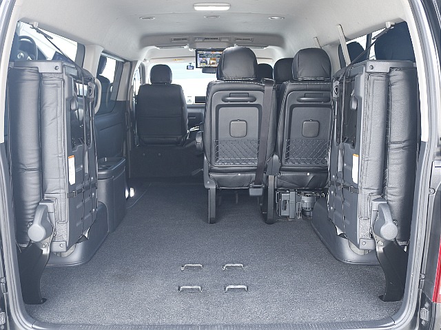 4列目を跳ね上げますと大容量のラゲッジスペースになります！