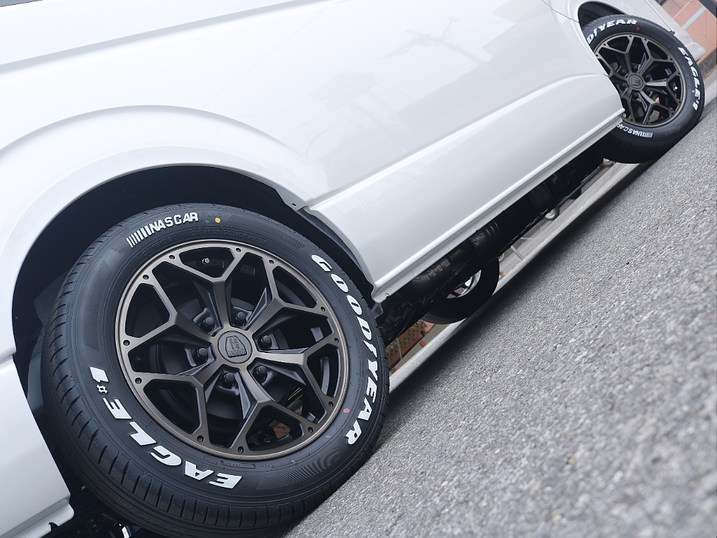 足元はバルベロHEX17インチにナスカータイヤ！