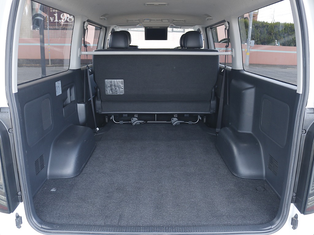 ハイエースバン特有の広々ラゲッジスペース！