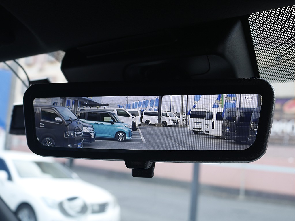 メーカーオプションのデジタルインナーミラーでいつでも後方確認可能です！