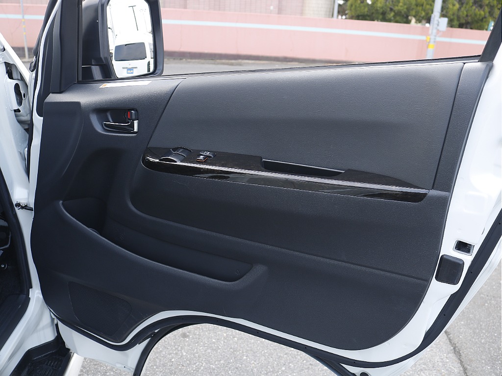 茨城県つくば市にハイエース専門の新車・中古車の展示場を展開！人気のグレード・年式をその場で見比べられます♪皆様のご来場、お問合せを心よりお待ちしております☆