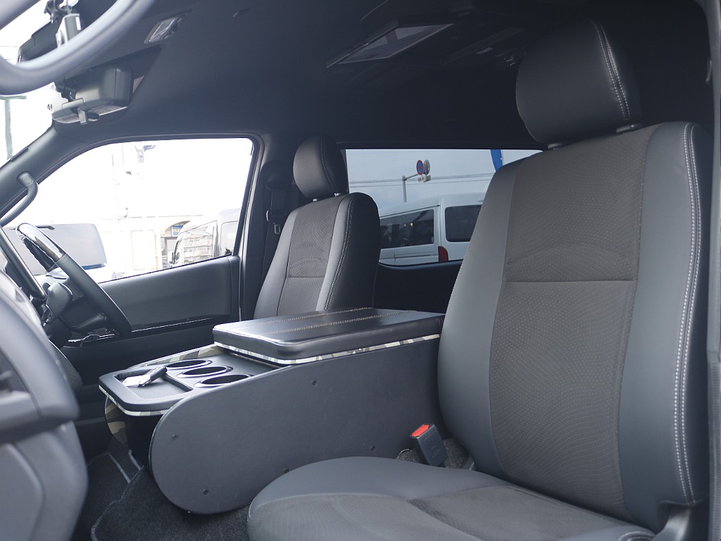 茨城県つくば市にハイエース専門の新車・中古車の展示場を展開！人気のグレード・年式をその場で見比べられます♪皆様のご来場、お問合せを心よりお待ちしております☆