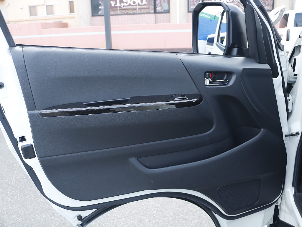 茨城県つくば市にハイエース専門の新車・中古車の展示場を展開！人気のグレード・年式をその場で見比べられます♪皆様のご来場、お問合せを心よりお待ちしております☆