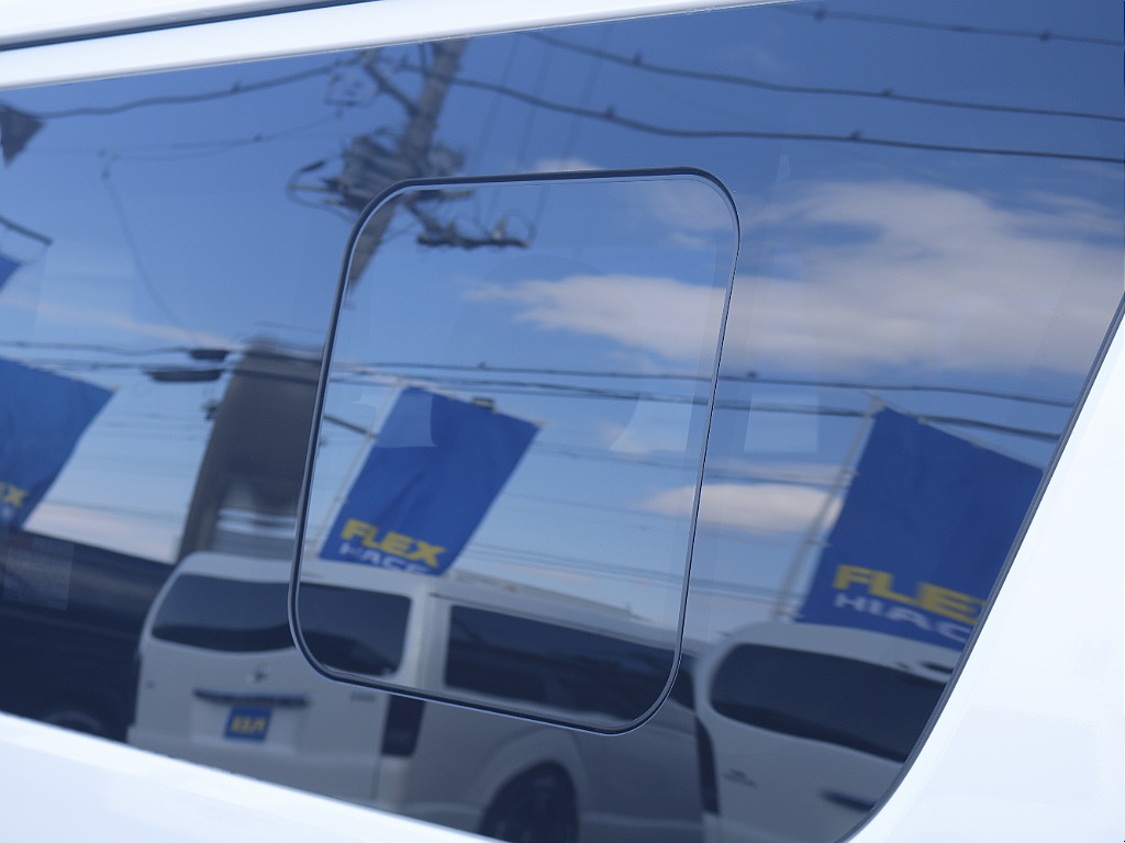 小窓付きスライドドア☆