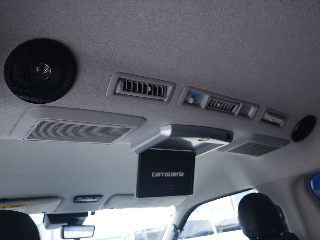 カロッツェリアフリップダウンモニター、リアスピーカーも装備！