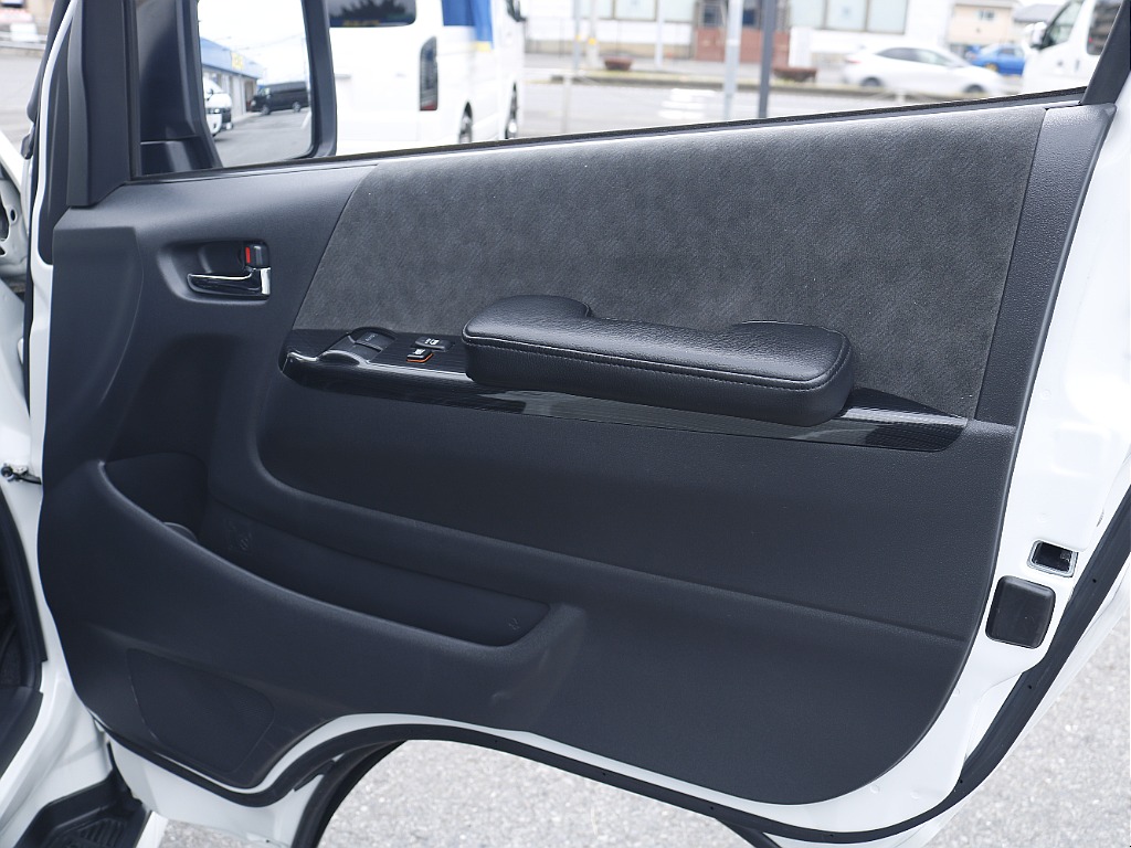 茨城県つくば市にハイエース専門の新車・中古車の展示場を展開！人気のグレード・年式をその場で見比べられます♪皆様のご来場、お問合せを心よりお待ちしております☆