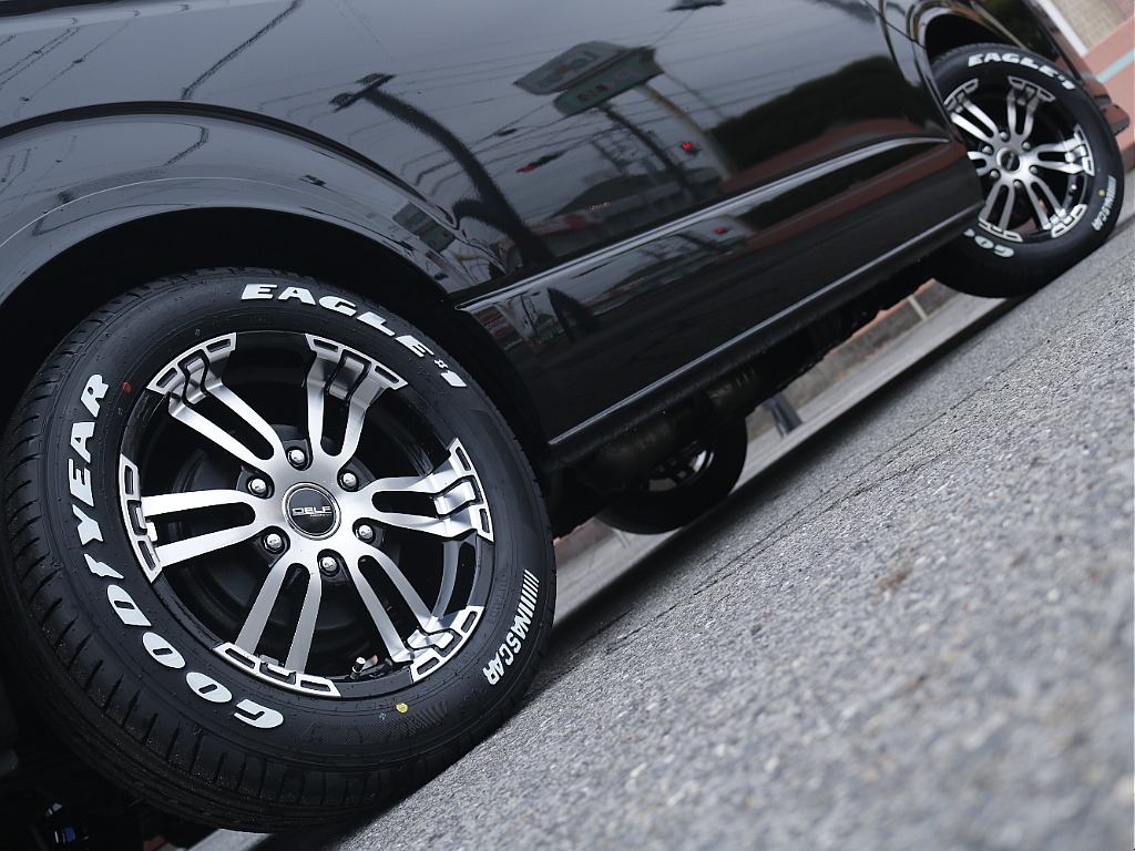 茨城県つくば市にハイエース専門の新車・中古車の展示場を展開！人気のグレード・年式をその場で見比べられます♪皆様のご来場、お問合せを心よりお待ちしております☆