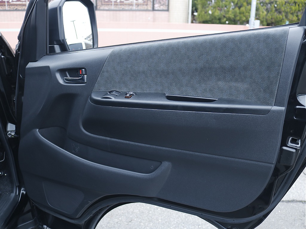 茨城県つくば市にハイエース専門の新車・中古車の展示場を展開！人気のグレード・年式をその場で見比べられます♪皆様のご来場、お問合せを心よりお待ちしております☆