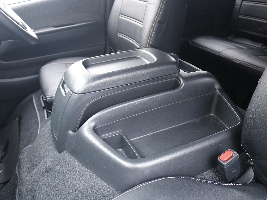 茨城県つくば市にハイエース専門の新車・中古車の展示場を展開！人気のグレード・年式をその場で見比べられます♪皆様のご来場、お問合せを心よりお待ちしております☆