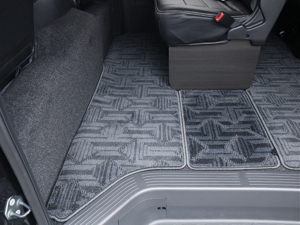 茨城県つくば市にハイエース専門の新車・中古車の展示場を展開！人気のグレード・年式をその場で見比べられます♪皆様のご来場、お問合せを心よりお待ちしております☆