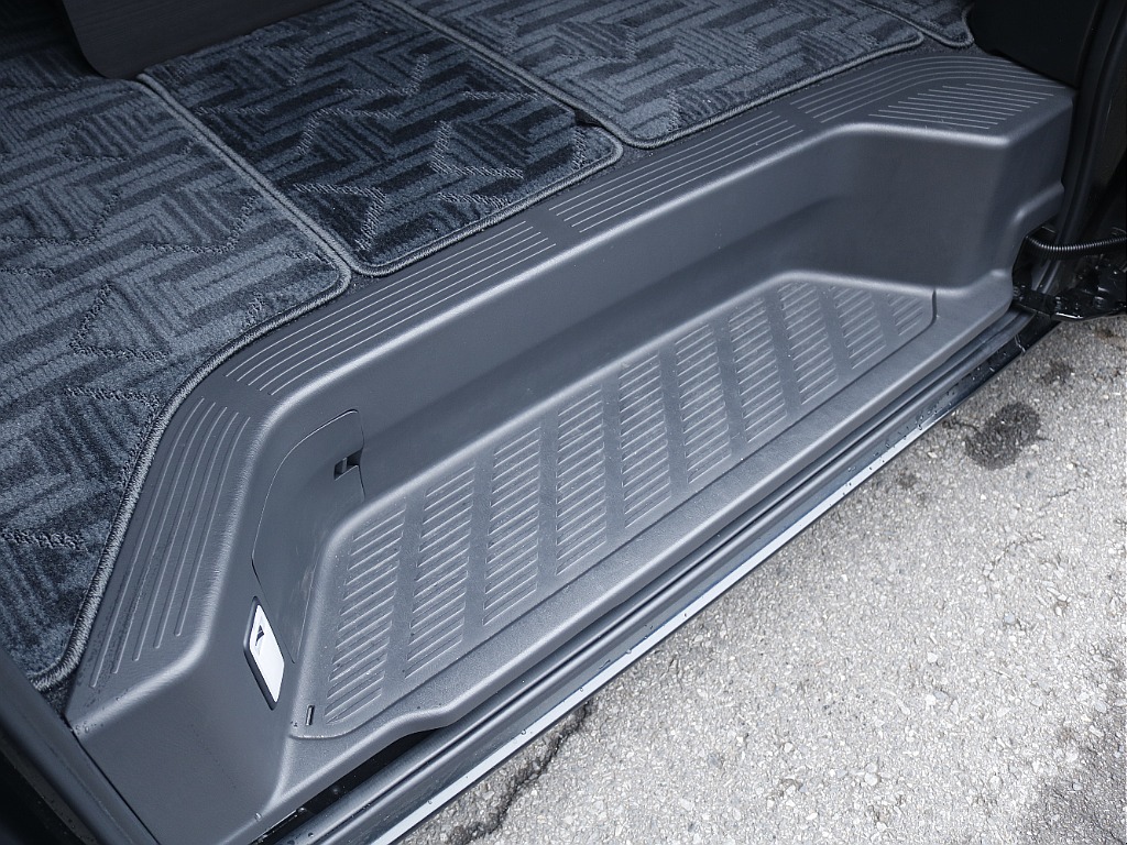 茨城県つくば市にハイエース専門の新車・中古車の展示場を展開！人気のグレード・年式をその場で見比べられます♪皆様のご来場、お問合せを心よりお待ちしております☆