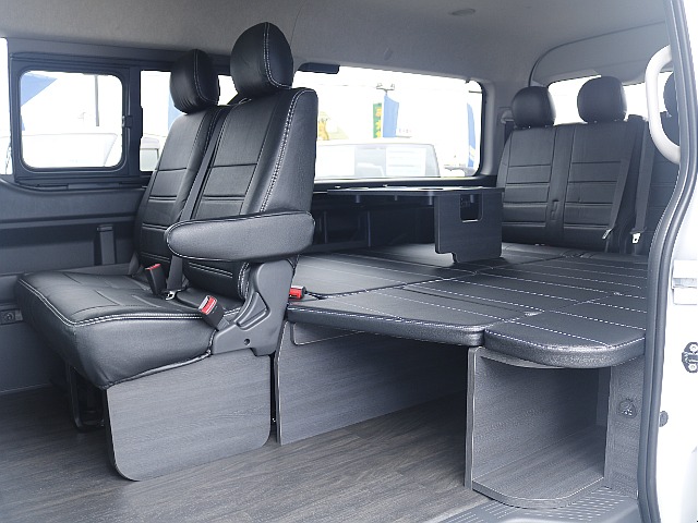 前向き乗車8名　後ろ向き乗車2名！