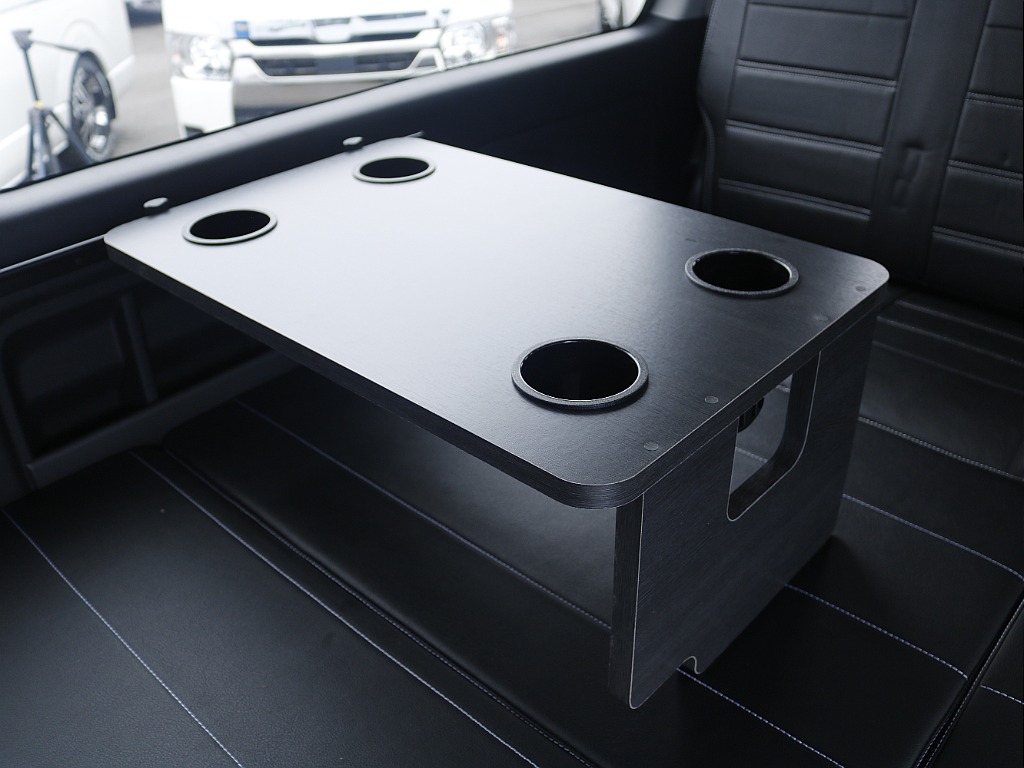 スライドサイドテーブル付き！車内での食事も楽しみになっちゃいます♪