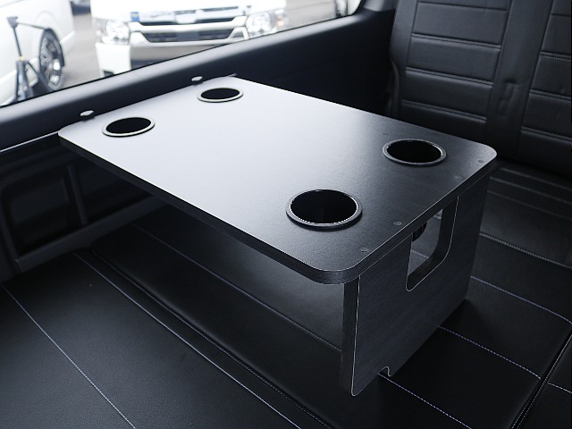 スライドサイドテーブル付き！車内での食事も楽しみになっちゃいます♪