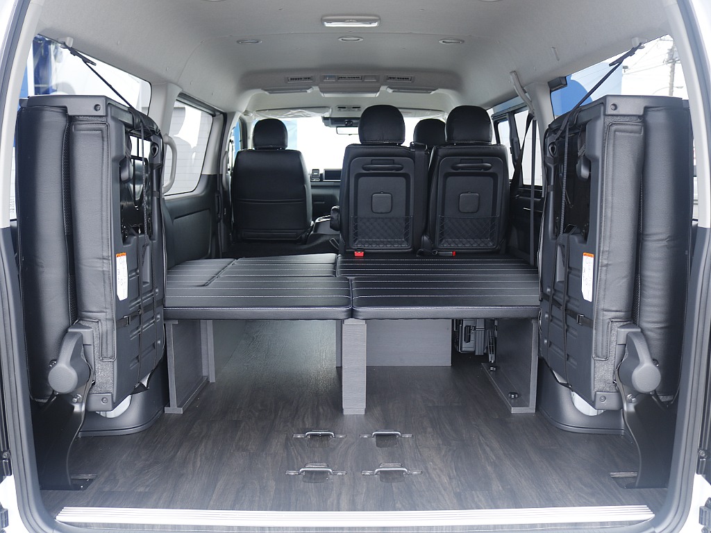 4列目シートは跳ね上げ可能！広々ラゲッジスペースも確保！