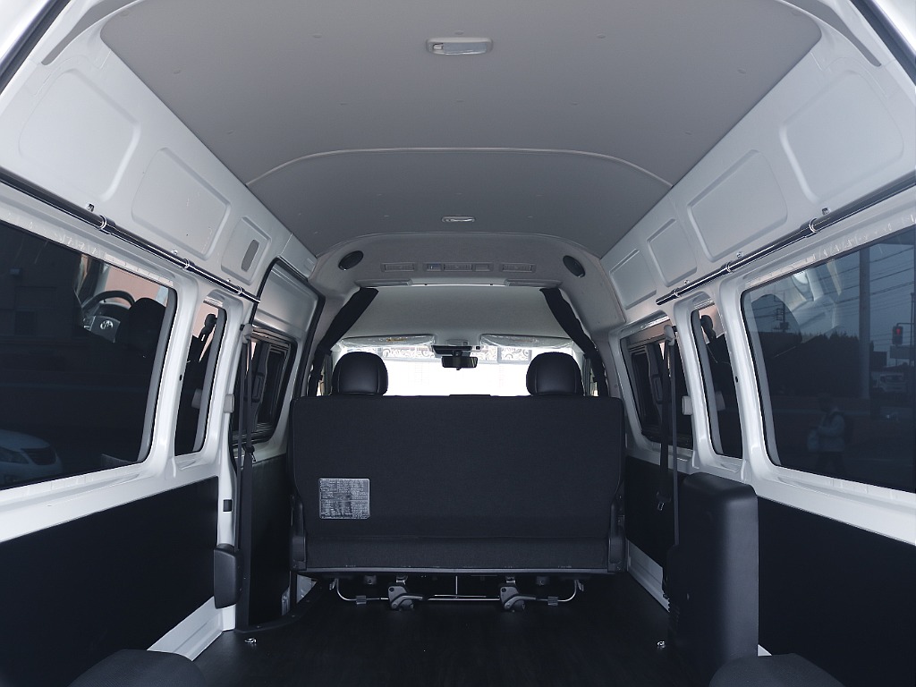 ハイルーフ特有の広々室内！ベッドキット取付も可能です！