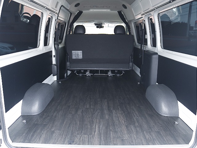 荷室はフローリング施工済みです！荷物もガンガン積めちゃいます♪