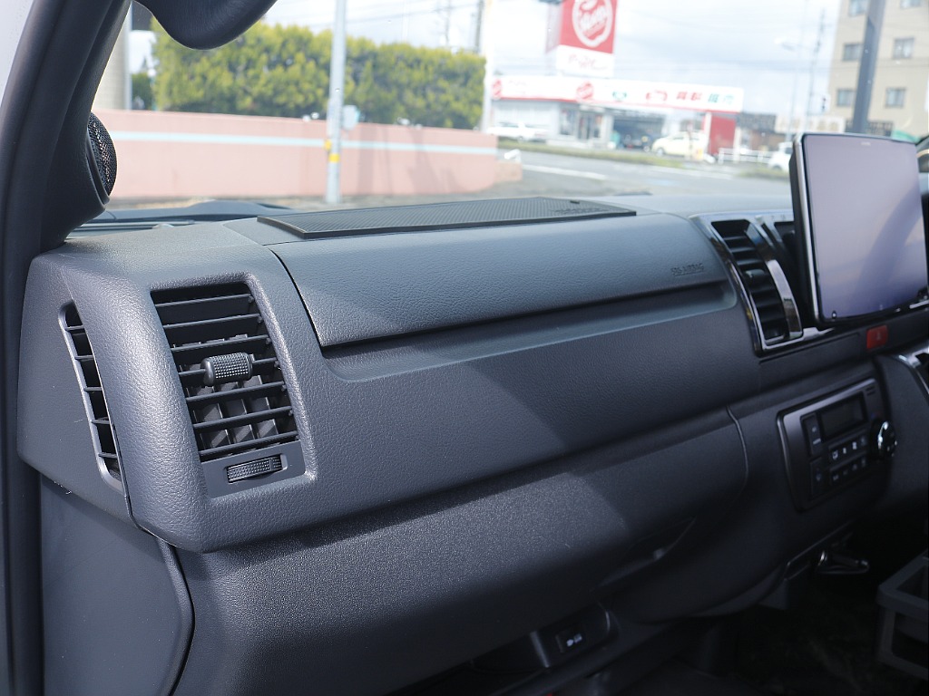 茨城県つくば市にハイエース専門の新車・中古車の展示場を展開！人気のグレード・年式をその場で見比べられます♪皆様のご来場、お問合せを心よりお待ちしております☆