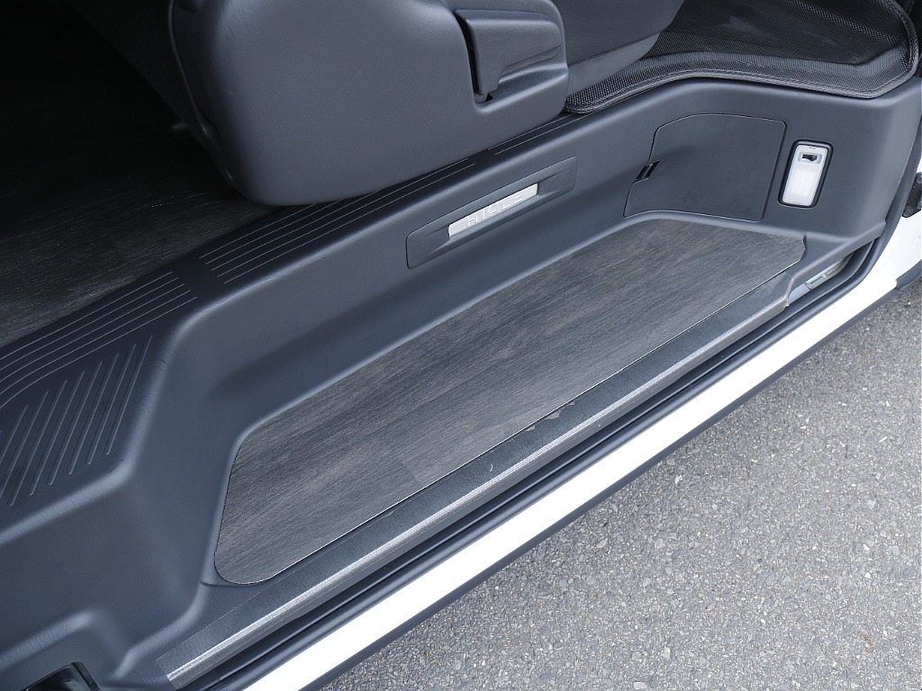 茨城県つくば市にハイエース専門の新車・中古車の展示場を展開！人気のグレード・年式をその場で見比べられます♪皆様のご来場、お問合せを心よりお待ちしております☆