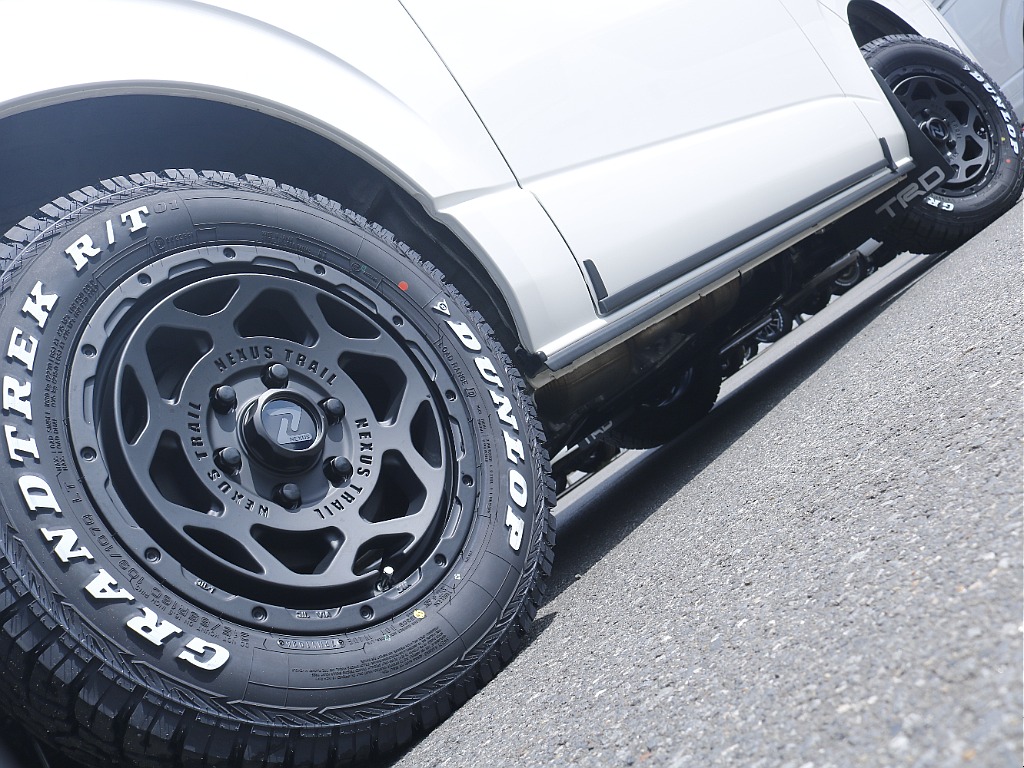 足元はFLEXオリジナルNT-1　16インチでさらにオフロード感を演出♪