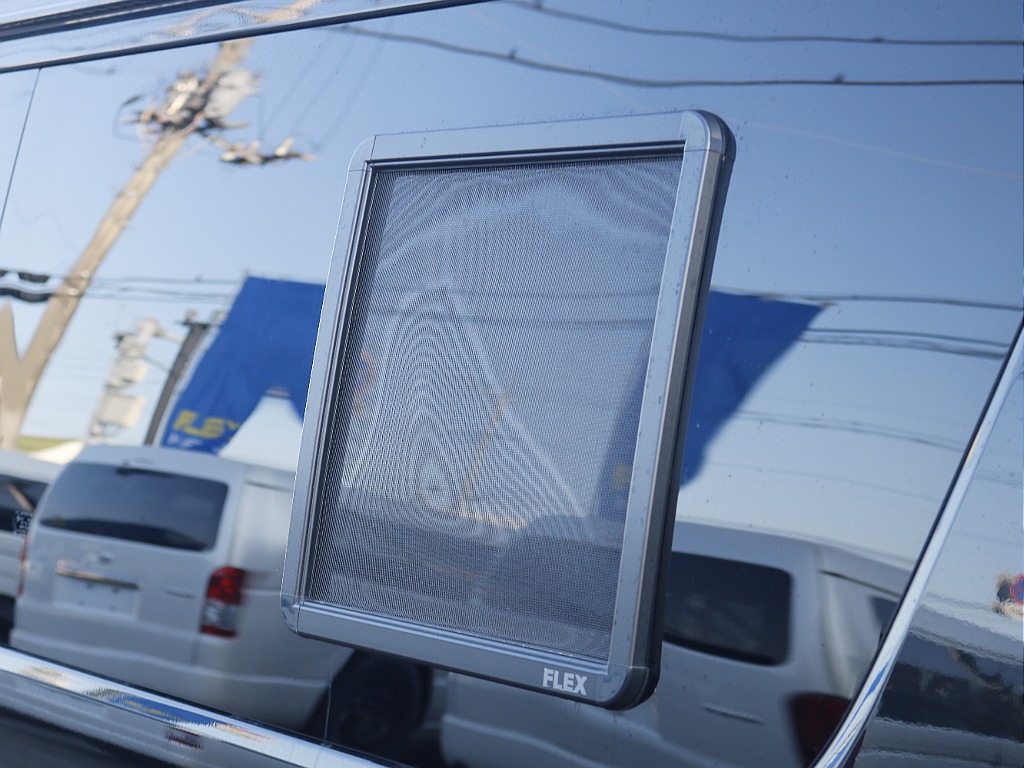 車中泊の際は編み戸で換気も出来ちゃいます♪