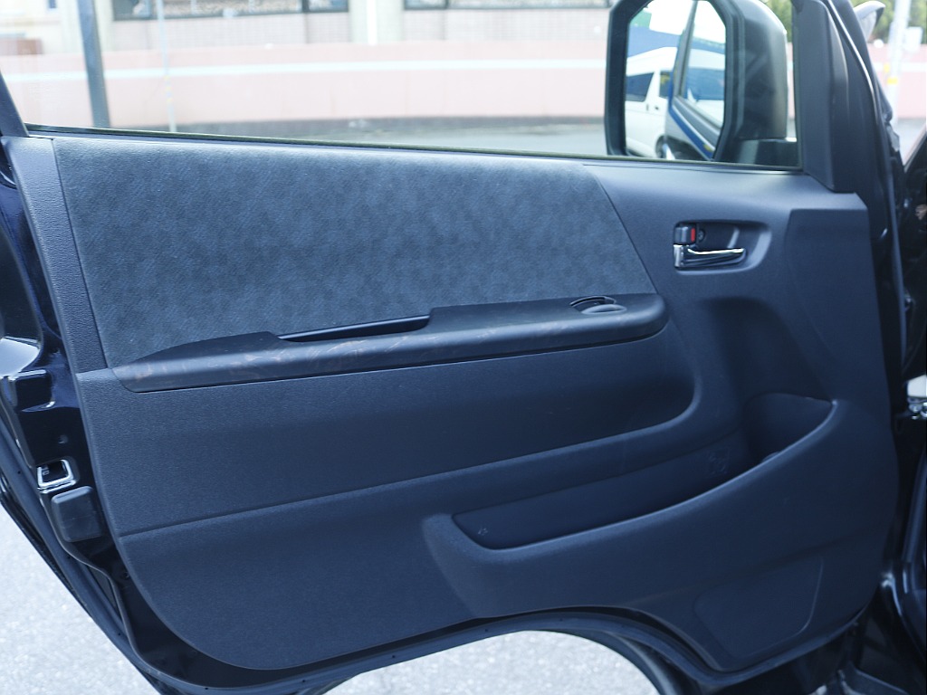 茨城県つくば市にハイエース専門の新車・中古車の展示場を展開！人気のグレード・年式をその場で見比べられます♪皆様のご来場、お問合せを心よりお待ちしております☆