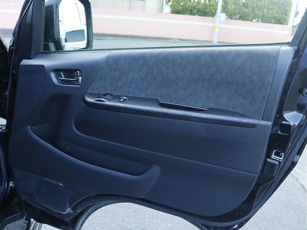 茨城県つくば市にハイエース専門の新車・中古車の展示場を展開！人気のグレード・年式をその場で見比べられます♪皆様のご来場、お問合せを心よりお待ちしております☆