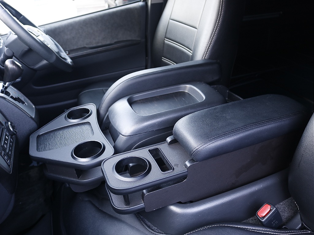 ちょい足しカスタムのアームレスト類も装備済みです♪