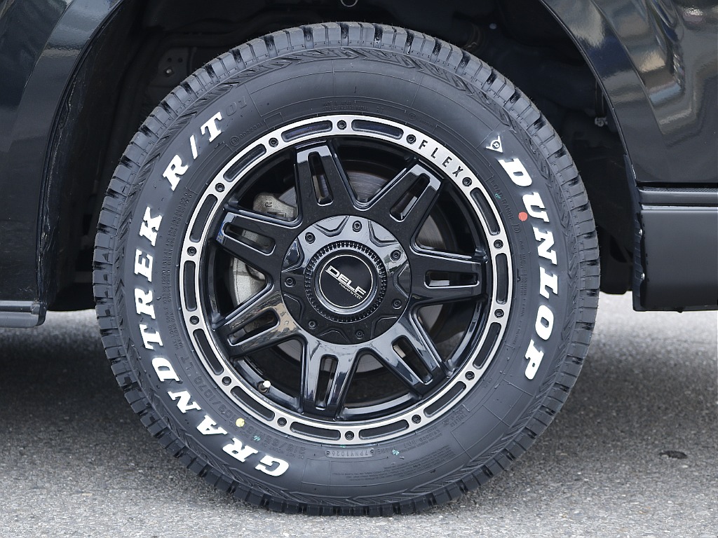 足元はDelf04 16インチ、GRANTREK　RTタイヤでオフロード感を演出♪