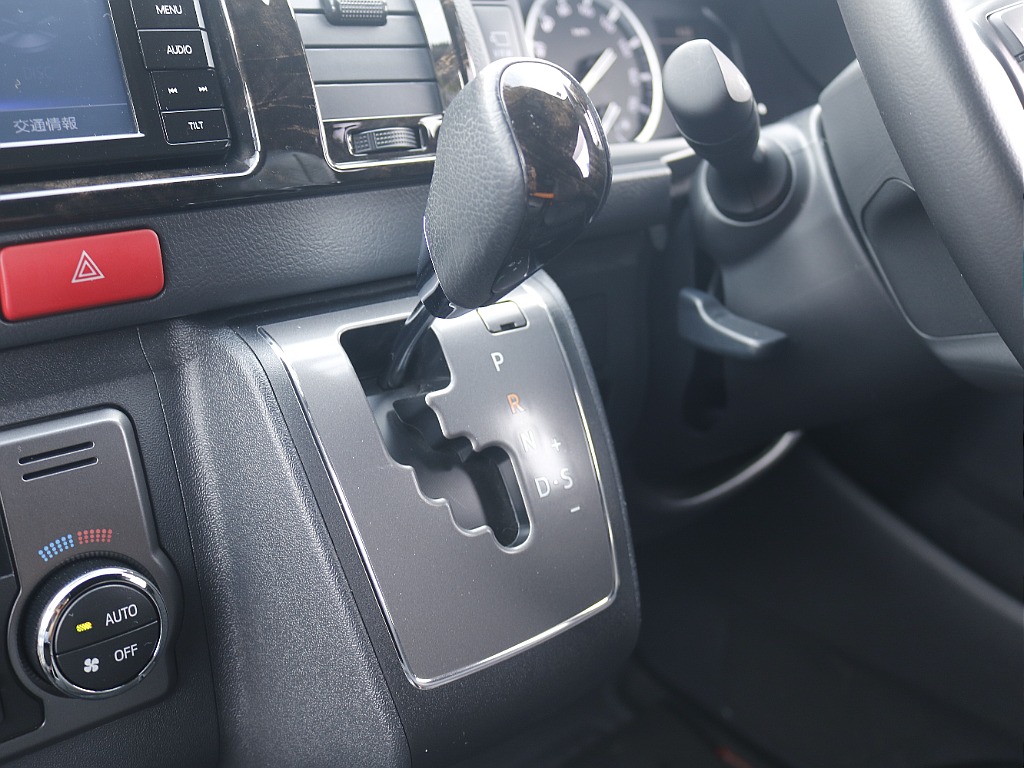 特別仕様車限定のマホガニー調シフトノブ！