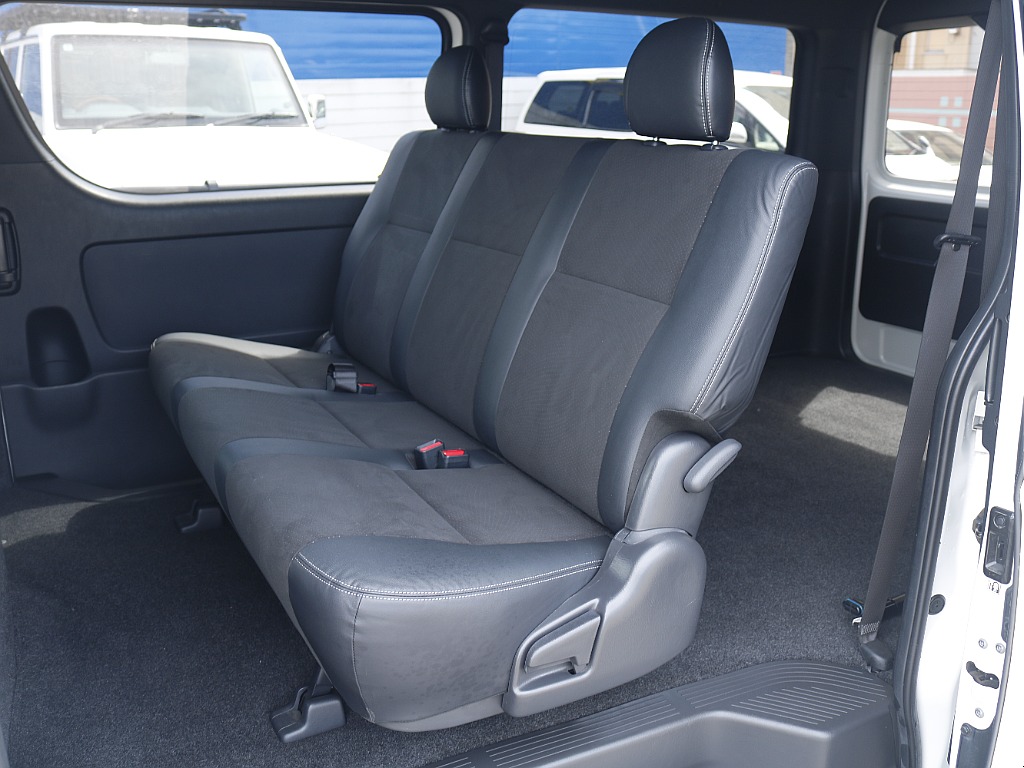 茨城県つくば市にハイエース専門の新車・中古車の展示場を展開！人気のグレード・年式をその場で見比べられます♪皆様のご来場、お問合せを心よりお待ちしております☆