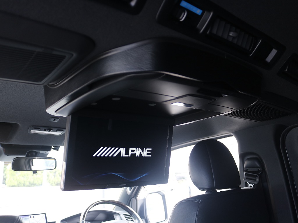 後部にも大画面ALPINE12.8インチフリップダウンモニター完備！