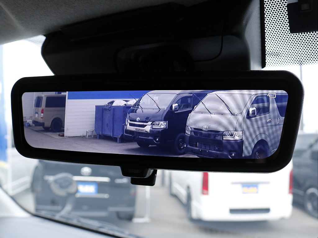 メーカーオプションのデジタルインナーミラー搭載！