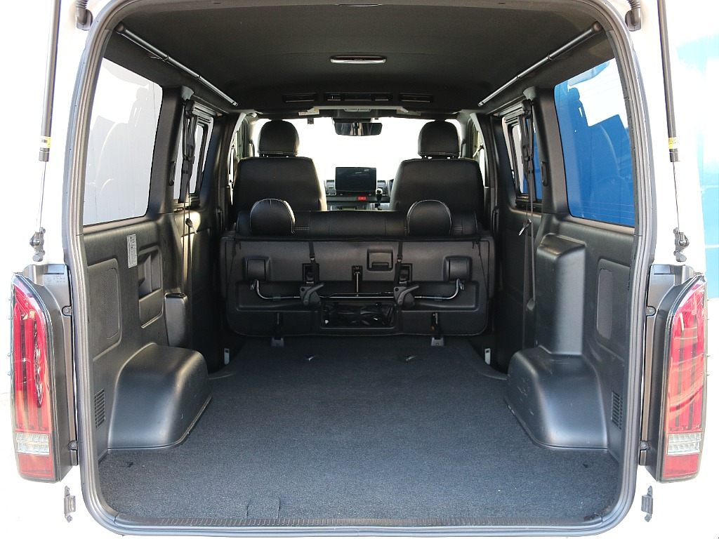 セカンドシート格納でさらに広々とした荷室になります！！