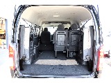 4列目シートを跳ね上げると広い荷室スペースを確保可能です！！