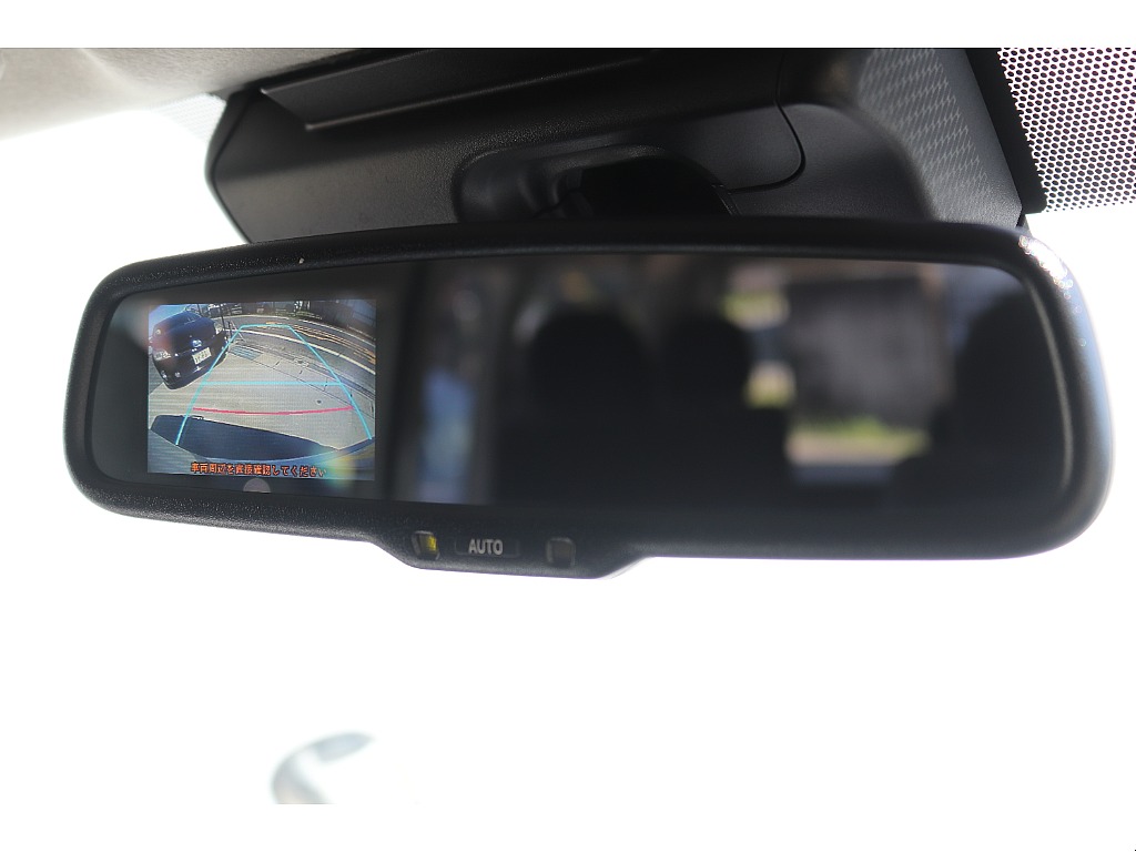 メーカーオプションのバックカメラ内臓自動防眩ミラー♪