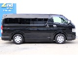 車内泊に嬉しいスライド式の小窓付き♪